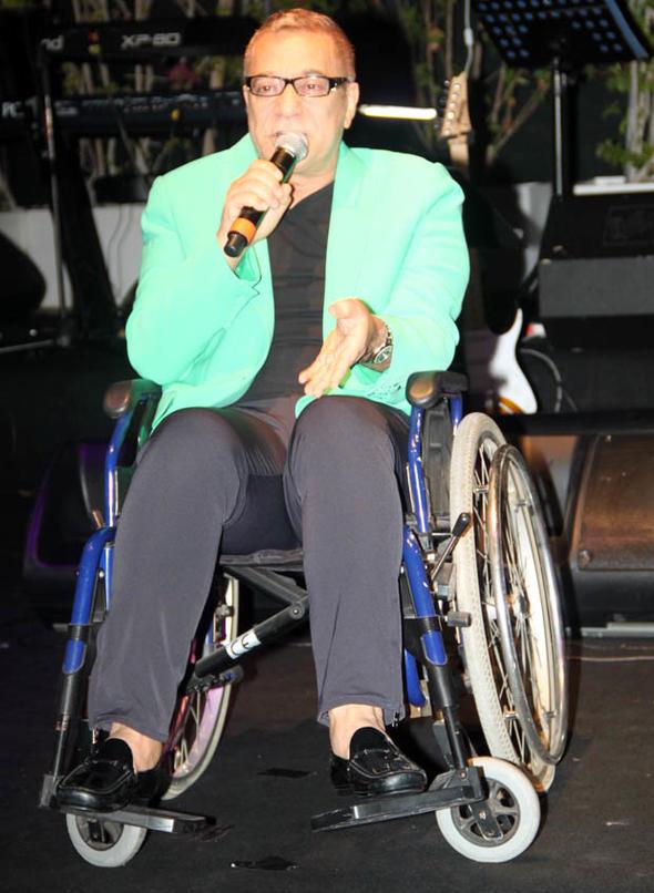 Seyircilere sal hakknda bilgi veren Erbil; &#8220;Bunu bir espri olarak almayn, bu iin akas yok. Yrrken denge problemi yayorum. Kulisten buraya kadar tekerlekli sandalyeye ihtiya duydum. Sahneye de byle kmak zorunda kaldm&#8221; dedi.