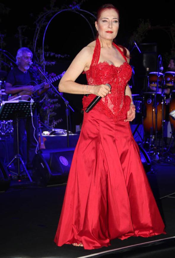 Mehmet Ali Erbil, Kbrs&#8217;ta bayramn ilk gn sevenleriyle bulutu. Candan Eretin ile birlikte sahne alan nl komedyan vertigo rahatszl nedeniyle sahneye tekerlikli sandalye ile kmak zorunda kald.