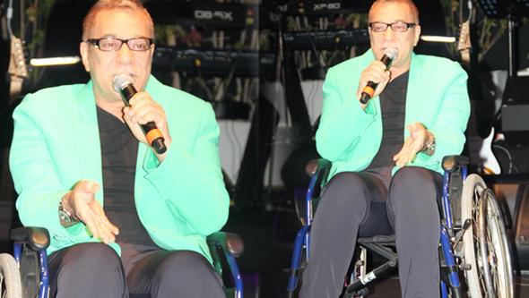 Uzun zamandr &#8220;Vertigo&#8221; hastal nedeniyle zor gnler geiren Mehmet Ali Erbil, Kbrs&#8217;ta bayramn ilk gn sahneye tekerlekli sandalyeyle kt. Ksa sreli aknlk yaayan seyirciler nl komedyene alklarla destek verdi.