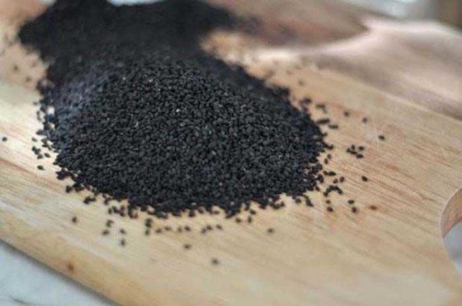 Karacier kanserine etkisi yaplan aratrmalarda rek otu karm ile uygulanan tedavinin karacieri zehirli maddelerin meydana getirdii tahribatlardan koruduu ve ayn zamanda karacier kanserinin iddetini yavalatt gzlenmitir.