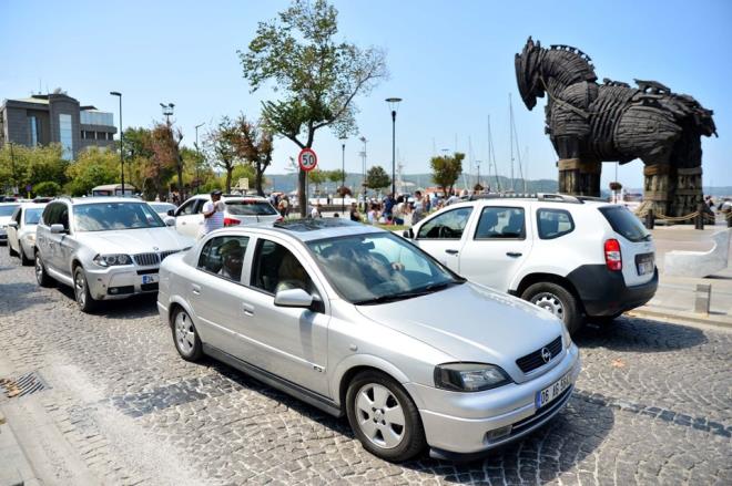 l merkezi, Eceabat, Kilitbahir, Lapseki ve Gelibolu'daki iskelelerini kullananlar zaman zaman uzun ara kuyruklar oluturdu.