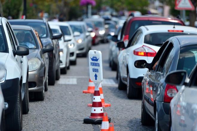 Bayram tatilini yurdun eitli blgelerinde geiren vatandalarn bir blm bayramn 3. gn dn iin yola kt. anakkale'deki iskelelerde sabah saatlerinde balayan younluk leden sonra artt.