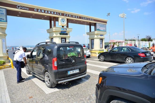Yetkililer Kurban Bayram tatili boyunca anakkale-Kilitbahir ve anakkale-Eceabat hattnda 7, Lapseki-Gelibolu hattnda 4, Gkeada-Kabatepe hattnda 3, Geyikli-Bozcaada hattnda ise 2 gemi olmak zere toplam 16 gemiyle hizmet verildiini kaydetti.