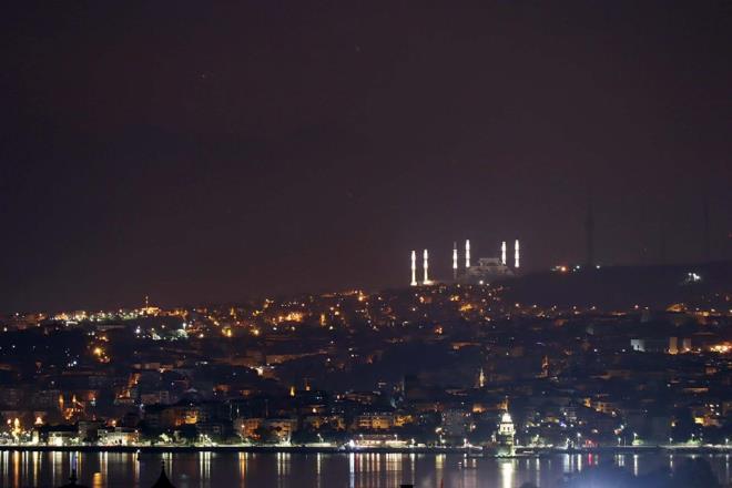 almalar kapsamnda ilk olarak minareleri aydnlatlan cami, Boaz'n bir dier yakasndan, Tarihi Yarmada srtlarndan grntlendi. 15 Temmuz ehitler Kprs ve Kz Kulesi ile birlikte grntlere yansyan amlca Camii'nin, stanbul'un gece siletine yeni bir boyut kazandrd grld.