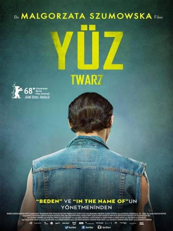 Ynetmen koltuuna Malgorzata Szumowska'n oturduu, Polonya yapm Yz adl filmde, Mateusz Kosciukiewicz, Agnieszka Podsiadlik, Roman Gancarczyk ve Dariusz Chojnacki rol alyor.  <br>  Senaryosunu ise Szumowska ile Micha&#322; Englert'in kaleme ald film, Berlin Film Festivali'nde de "Jri Byk dl"ne deer grlmt.<br>    Komedi ve dram trn bir araya getiren filmin konusu yle:    "Polonya'da yaayan Jacek, dnyann en byk sa heykelinin inaatnda almaktadr. Yaad korkun kaza sonucu Jacek'in yz parampara olur. Hemen ameliyata alnan Jacek'e Polonya'nn ilk yz nakli uygulanr. Geirdii operasyondan sonra yeni yzne kavuan Jacek yaantsna geri dndnde bir eylerin ters gittiini hissetmeye balar. Yeni yzyle birlikte yeni bir kimlie brnmtr."