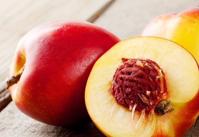 Bu belirtilere dikkat!-  zellikle hastann nefesindeki ac badem kokusu, alnan kan rneinin parlak krmz olmas, kan ekerinin ykselmesi, EKG&#8217;de hcresel hipoksi (oksijen azalmas) nedeniyle ST ykselmelerinin ortaya kmas da zehirlenme tablosuna iaret eder.