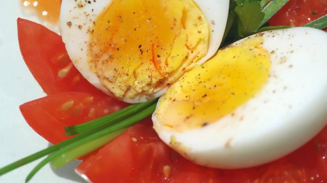 Yumurtay halayp halamadnz unuttunuz. Masann stnde frldak gibi dndrn.