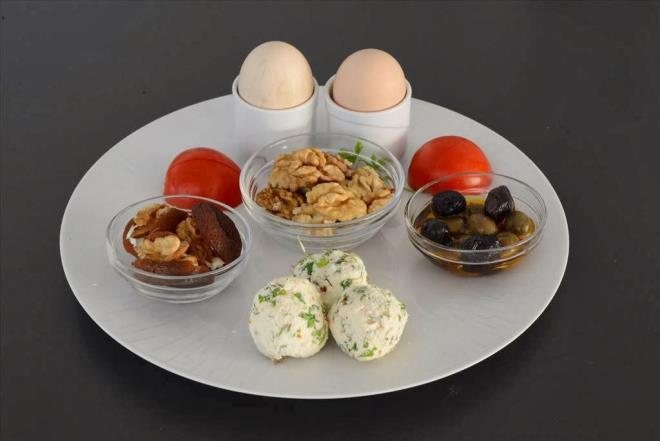 Yumurtada hemen hemen hayati tm vitaminler vardr. Bulunmayan tek vitamin C vitaminidir. Yumurtann besin deeri yksek olan ksm sardr.