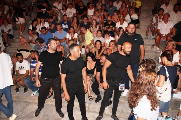 Bodrum antik tiyatroda, MF konserine gelen Cem Ylmaz&#8217;n tavr hayranlarn hayal krklna uratt.