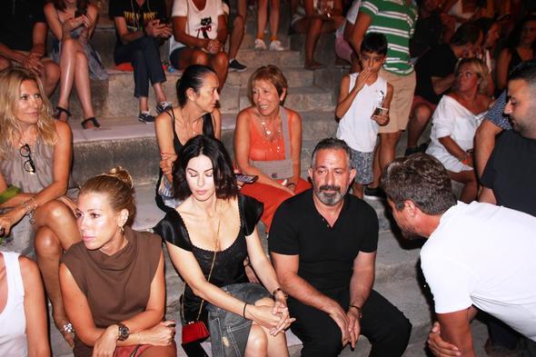 Cem Ylmaz bir ara sahneye de karak MF&#8217;nn bateristi oldu.