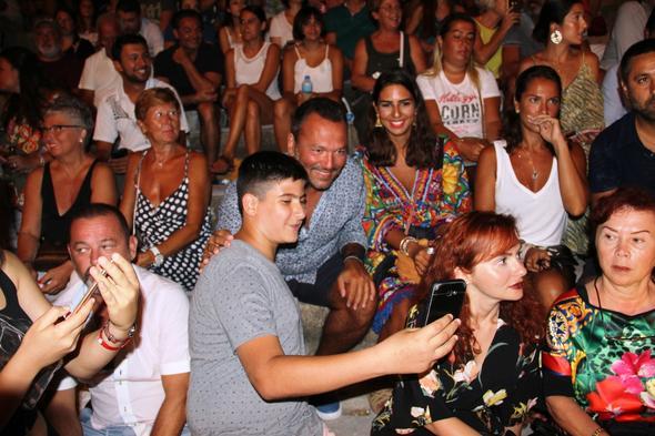 Kan ter iinde kalmasna ramen hibir hayrann krmayan Sunal, sevenleri tarafndan byk taktir toplad.