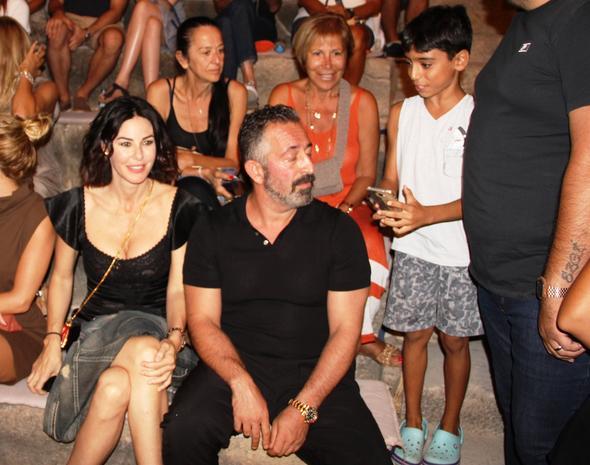 Cem Ylmaz&#8217;n sevenlerine gsterdii souk tavrlar herkesi ok etti. Korumalar, Cem Ylmaz&#8217;la fotoraf ektirmek isteyen kk bir ocuun da fotoraf isteini geri evirdi.