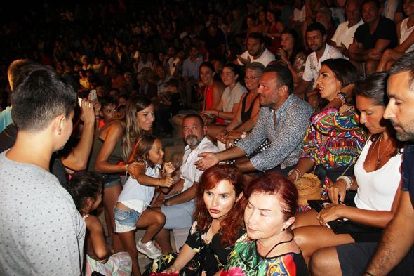 Konser balayana kadar tm sevenleriyle fotoraf ektiren Ali Sunal, minik hayranlaryla sohbet etmeyi de ihmal etmedi.