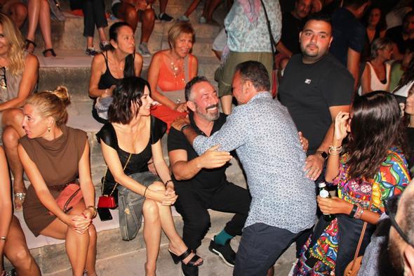 Ali Sunal konserin balamasndan nce Cem Ylmaz'n yanna giderek bayramlat.