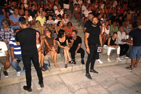 Merdiven boluklarna kadar oturan vatandalar, sadece Cem Ylmaz&#8217;n bulunduu merdiven kenarna oturtulmad.