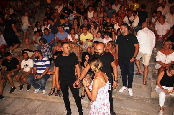 Kk hayranlaryla da fotoraf ektirmeyen Cem Ylmaz&#8217;n etrafn ise koruma ordusu sard.