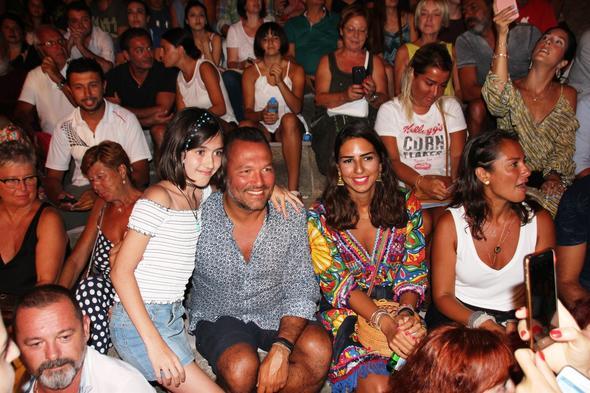 Sevenleriyle teker teker fotoraf ektiren Sunal yanna koruma bile istemedi.