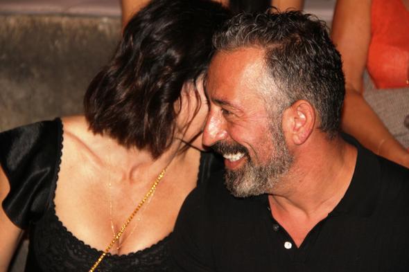 Hayranlar ile arasna etten duvar rdrten Cem Ylmaz, sevgilisi Defne Samyeli ile de samimi poz vermekten ekinmedi.