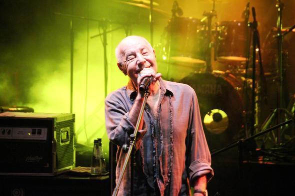 Yeni albmlerinin yan sra, gemiten bugne sevilen arklarn da seslendiren gruba Bodrum Antik Tiyatroyu dolduran seyirciler de elik etti.