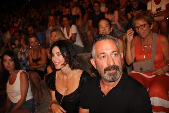Konser alanna giri yapan ift en n srada ayrlan yere oturdu. Hayranlarnn sevgi seline karlk vermeyen Cem Ylmaz fotoraf ektirmek isteyen sevenlerini de reddetti.