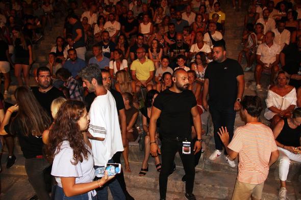 Cem abi diye baran ocuu engelleyen korumalar gzne k tutarak Ylmaz&#8217;n yanndan uzaklatrd.