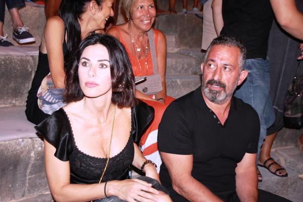 Konseri izlemeye sevgilisi Defne Samyeli&#8217;yle gelen Cem Ylmaz, gazetecilerin sorularn yantlamad.