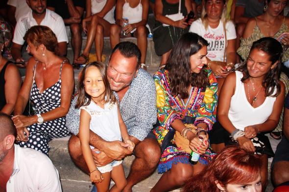 Ali Sunal&#8217;la beraber gelen ei Nazl Kurbanzade&#8217;nin mtevazi tavrlar da dikkatlerden kamad.