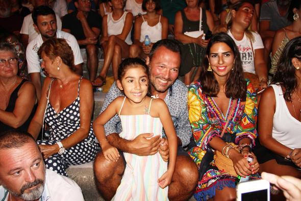 Cem Ylmaz&#8217;n hemen yan sralarn da oturan Ali Sunal ise hibir hayrann krmayarak fotoraf ektirdi.