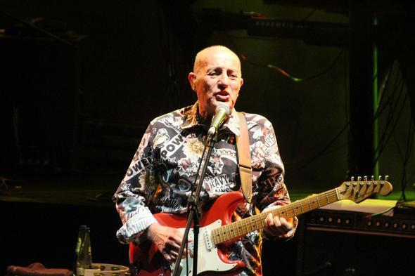 3 bin kiilik antik tiyatroya 4 bin kiinin gelmesi nedeniyle oturacak yer kalmad.