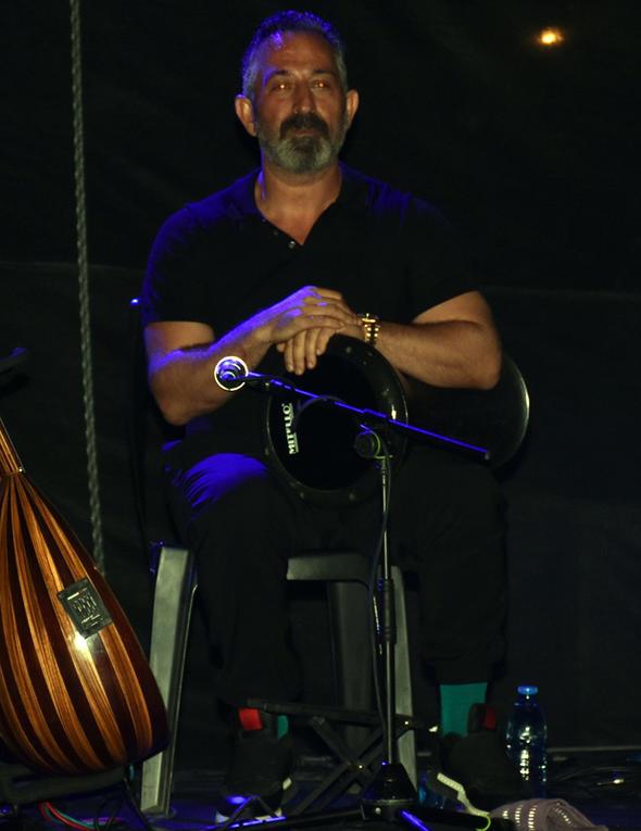 Seyircilerin alklar arasnda sahneye kan Cem Ylmaz, &#8220;60&#8217;tan 2018&#8217;e genlerin midi oldular. Hani sylerler ya Mazhar, Fuat, zkan. Biz onlar bu kadar zannederiz. Alakas yok. Bir bu kadar da yerin altnda&#8221; dedikten sonra darbukay eline ald.