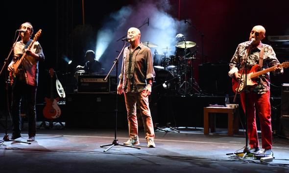 BAYRAMI Bodrum&#8217;da geiren Cem Ylmaz ve Defne Samyeli, nceki akam MF&#8217;nn Bodrum&#8217;daki konserini izlemeye gitti. Yakn arkada Ylmaz&#8217;n seyirciler arasnda olduunu gren Mazhar Alanson, konser boyunca sk sk nl komedyene takld.