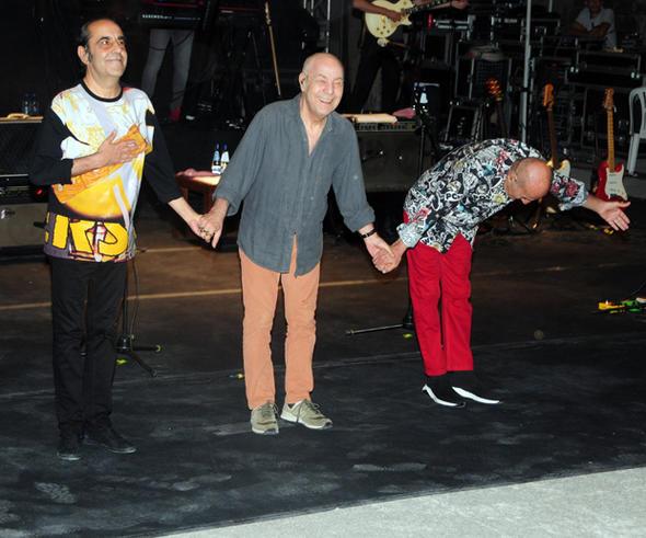 Gecenin sonlarna doru da ona &#8220;Kenan Doulu ile birlikte alyorsun, bunu ihanet kabul ediyorum&#8221; diye seslenip sahneye davet etti.