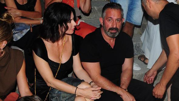 MF grubu nceki akam Bodrum Antik Tiyatro&#8217;da konser verdi. Grubu dinlemeye gidenler arasnda Cem Ylmaz ve Defne Samyeli de vard.