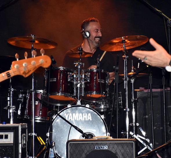 ok gemeden ondan vazgeip baterinin bana geen Ylmaz, &#8220;Ele Gne Kar&#8221; arksn MF ile birlikte seslendirdi. Finalde ise grubun yeni yesi olmaya aday olduunu dile getirdi.