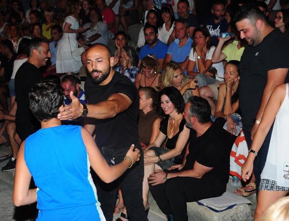 Cem Ylmaz ve Defne Samyeli ile fotoraf ektirmek isteyenler bir trl yerlerine dnmeyince, duruma grevliler mdahale etti.