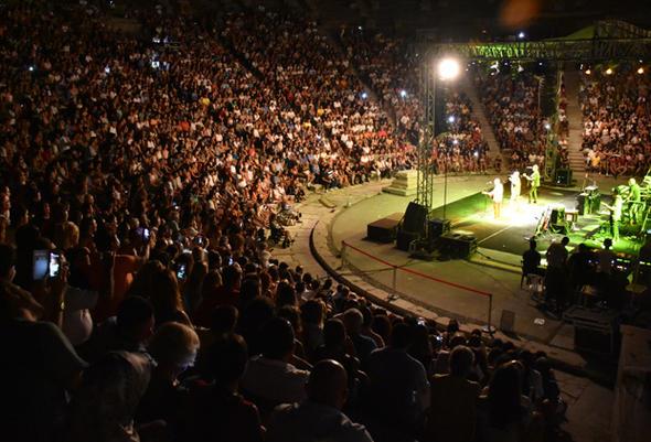 Konserin balarnda gvenlik grevlileri ile Cem Ylmaz hayranlar arasnda ksa sreli gerginlik yaand. Birlikte fotoraf ektirmek isteyen hayranlar Cem Ylmaz-Defne Samyeli iftinin nnden ayrlmaynca, konser aknn aksamamas iin 4 gvenlik grevlisi duruma mdahale etti.