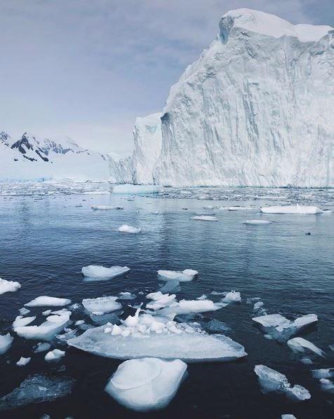 "Eer en dk cret opsiyonunu aryorsanz nnzde iki seenek var. Ya turu 1 sene ncesinden alacaksnz ya da riske girip, gemilerin kalkt Ushuaia&#8217;da belli bir sre geirip son dakika indirimleri yakalamaya alacaksnz. Ben Ushuaia&#8217;da geminin kalkmasna bir hafta kala normalde 16 bin 500 dolar olan bir turu 9 bin 500 dolara buldum ve bu tur 20 gnd" diyen zdemir, ilk olarak stanbul&#8217;dan Frankfurt&#8217;a, oradan da Buenos Aires&#8217;e utuunu kaydetti.