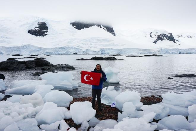Birincisi, 22 yanda sradan bir niversite rencisinin kendi frsatlarn yaratp dnyay gezebildiini ve bunu isteyen, hayal eden herkesin yapabileceini en u rnek ile gstermek. kincisi, kresel snma konusunda farkndalk yaratmak. nc hedefim de seyahatlerim boyunca 6 ktay gezme ans buldum. Srada bir tek Antarktika ktas kalmt. Bu ktaya da ayak basarsam btn ktalara ayak basm en gen Trk unvann kazanacaktm. Kim bylesine lgn bir fikre destek verir diye dnrken, sadece 27 gnde 21 bin TL elde ettik. Kimisi 20 lira verdi kimisi 5 bin lira... Miktar nemli deildi, onlar artk bir hayal orta olmutu"