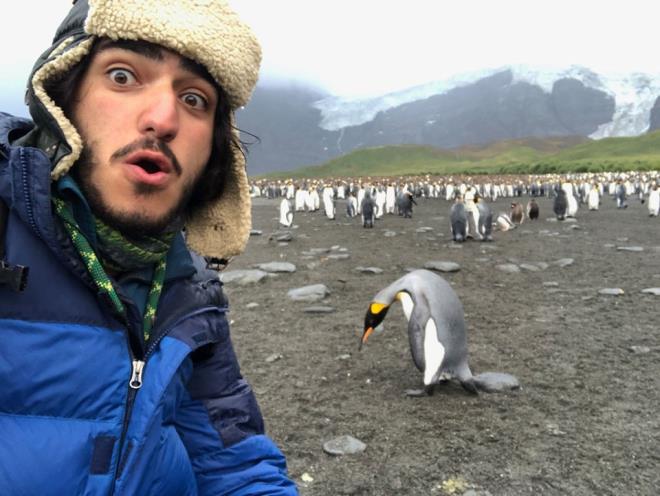 "HAYATIMDA H TANIMADIIM KADAR NEEL NSAN LE TANITIM"      Toplam 52 lke gezdiini, Antarktika&#8217;y bu liste dnda tuttuunu aktaran zdemir, "Ne kadar zorluk ekmi olursam olaym hayatmda hi tanmadm kadar neeli insan ile tantm. Gney Afrika&#8217;nn benim iin yeri her zaman zeldir. Gn batmnda denizin ortasnda kaybolmu kameram ararken, yunus srsne denk gelip onlarca yunusla yzdm asla unutmayacam" dedi.