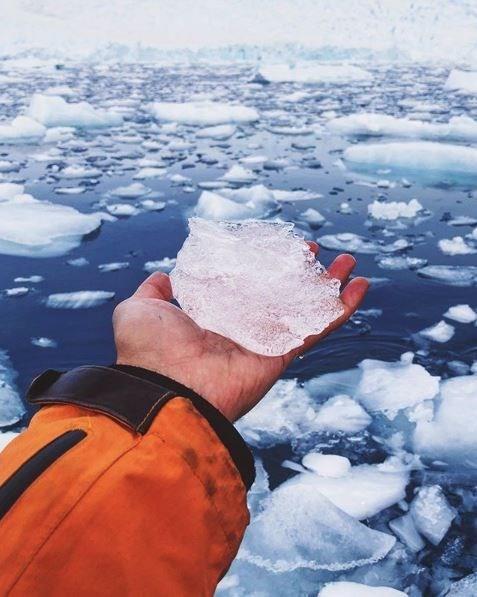 zdemir, yle devam etti:    "Antarktika'ya doru yola ktm andan itibaren balayan 20 gn boyunca internet, telefon, almyordu. Hava 01.00&#8217;de kararyor, 04.00&#8217;te uyanyorsunuz aydnlk. Bu yzden hep saatinize bakmak zorundasnz, gne , size 07.00 gibi grnse de 22.00 olabiliyor. Bir yerden bir yere geerken seyahat saatlerce deil gnlerce sryor. 3 gn denizde, boluun ortasndasnz. Hayatmda ilk kez zihnimi tamamen boaltabildim, 20 gn boyunca kalemi elimden brakmadm, 250 sayfa yaz yazdm. Tuttuum gnlk nmzdeki aylarda kitap olacak. Elbete bana destek olmak isteyen deerli paydalarla beraber yapacaz bunu. ou ey tamam ama tarihsel hikayeleri anlatmada kullanmam gereken fotoraflarn izinlerini British Library&#8217;de profesrlerle beraber almaya alyorum"