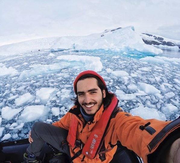 Antarktika&#8217;ya tur yapan acentelerin genellikle Amerika ve Kanada merkezli olduunu dile getiren zdemir, "Trkiye&#8217;deyken saat fark ve uluslararas telefonla aramalar ok zor oluyordu. Buenos Aires&#8217;te de bir hafta kaldktan sonra dnyann en gneyine, Ushuia&#8217;ya getim. Orada son dakika turu satn alarak bir hafta sonra 100 kii ile servene yol aldk" diye konutu.