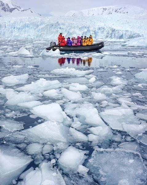 "10 GNLK BR TUR N MNMUM TUTAR 6 BN DOLARDAN BALIYOR"      Bugne kadar burslarn biriktirerek 52 lke gezdiini anlatan zdemir, Antarktika ziyaretinin daha maliyetli olduunu belirterek, "Maalesef Antarktika&#8217;da 10 gnlk bir tur iin minimum tutar 6 bin dolardan balyor. Antarktika her sene daha da poplerletiinden fiyatlar her sene daha ok artyor. Pazarlk yapmaya alsanz dahi firmalar buna yaklamyor. nk hedefledikleri kitle lks kesim" ifadelerini kulland.