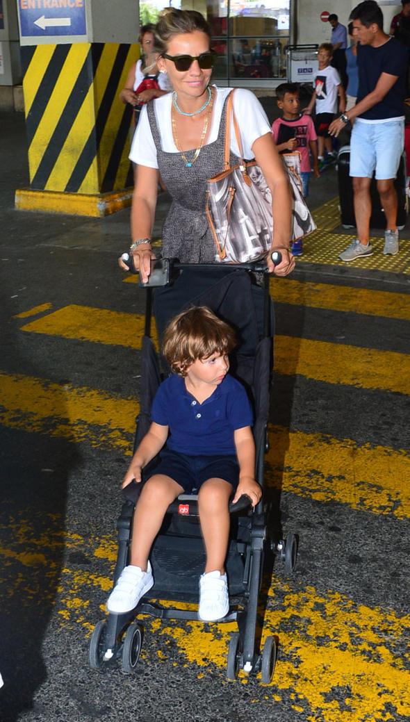 Esra Erol, eme tatili dn olu mer ile birlikte Atatrk Havaliman&#8217;nda grntlendi. Yeni sezon ncesi enerji depoladn belirten Erol, &#8220;Tatil bitti. imdi almaya balayacaz&#8221; dedi.