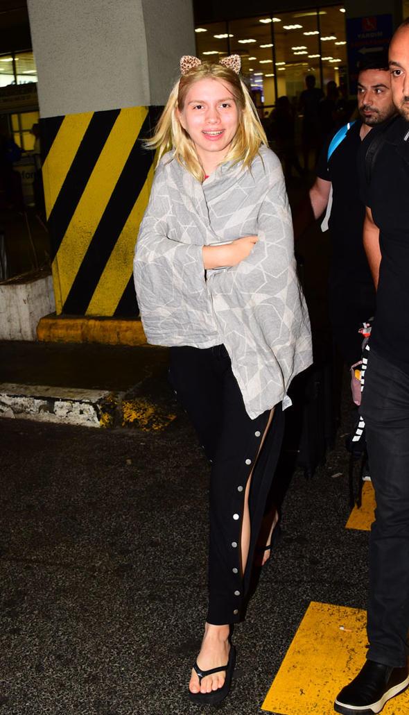 Atatrk Havaliman&#8217;nda objektife taklan gen arkc, muhabirlere &#8220;Gemi bayramnz mbarek olsun, kolay gelsin&#8221; diyerek kendisini bekleyen aracna bindi.