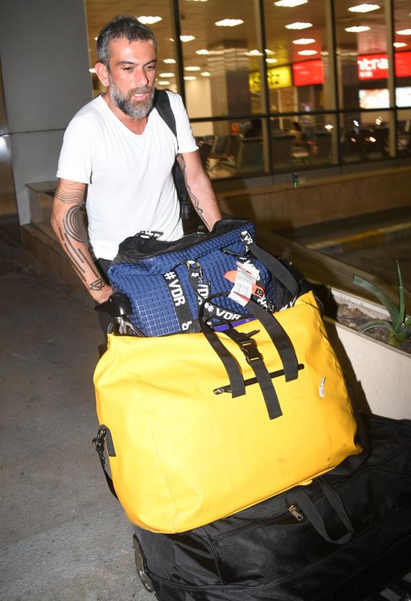 Bayram tatilini Urla&#8217;da geiren Hakan Akkaya, havaliman k bavullarn tamakta zonlard.