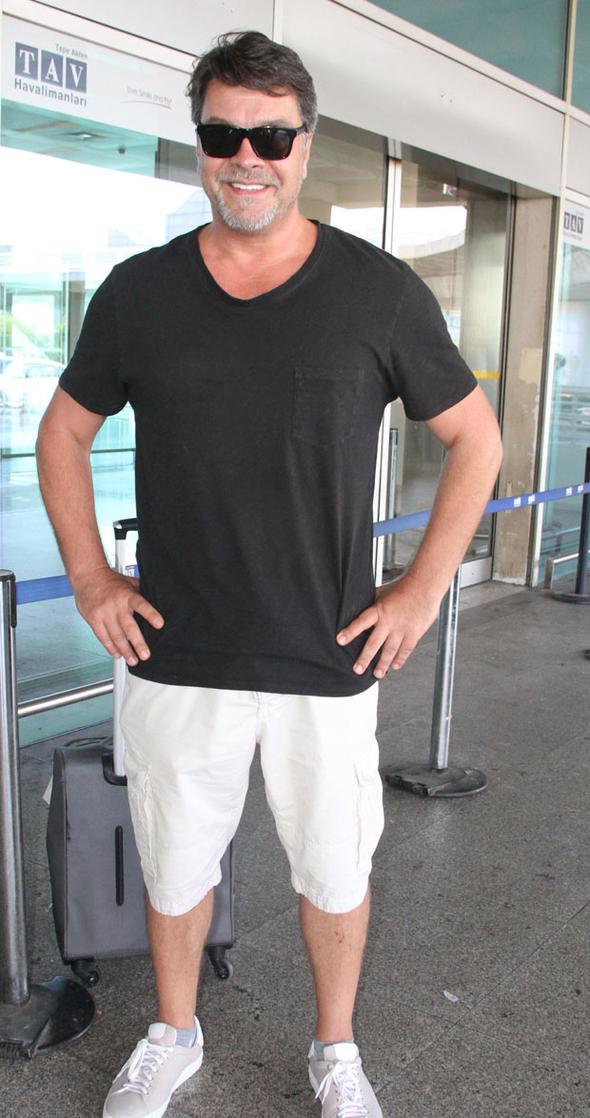 Beyazt ztrk nceki gn Atatrk Havaliman&#8217;nda grntlendi. Yeni sezon iin Acun Ilcal ile el skan Beyazt ztrk, &#8220;O Ses Trkiye&#8221;yi artk kendisinin sunaca iddialarna yant verdi: &#8220;Belki o durum ileride olabilir ama u an ben sadece jri yesiyim.&#8221;