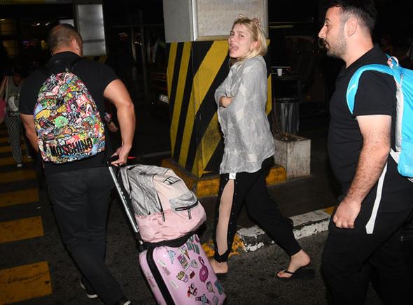 Konser ertesi    Aleyna Tilki, Antalya konseri sonras Emrah Karaduman ile birlikte stanbul&#8217;a dnd.