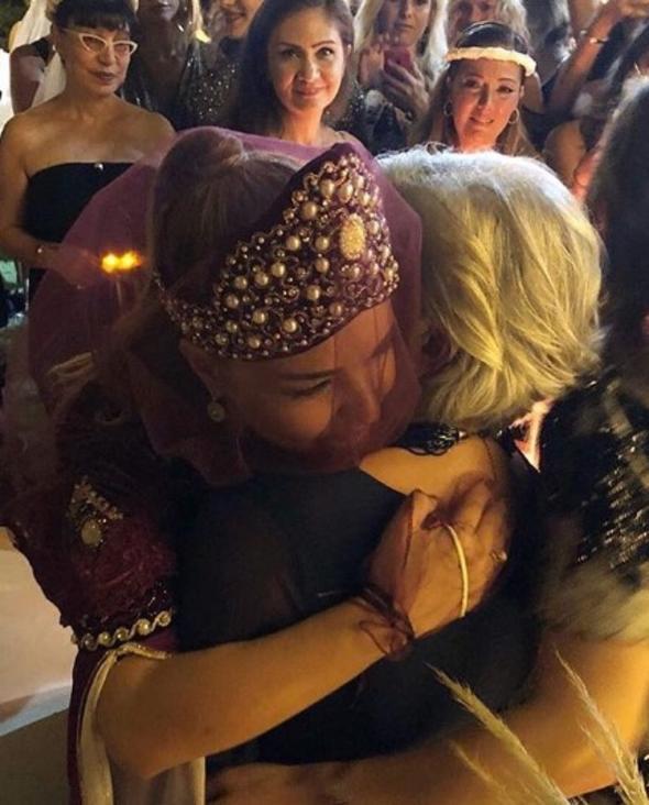 Beng, annesine sarld anlarda gzyalarna hakim olmakta zorland.  <br>  nl arkc fotorafn ""Ben 18 yamda niversite okumak iin umutum yuvadan...Annem sevdiim kuru kftelerini, yanma almam istedii retilerini , zenle bytt kzn hep bi uurlad...Alamadk hi...Ben de... o da...Ta ki bugne kadar...Bugn knam yaklyordu; &#8220;bi yere gitmiyorum ki anne&#8221; dedim...Ben boazmda sabahtan beri dmlenen o hkr anneme sarlnca karttm... Baka bi duyguymu... Annem ok seviyorum seni" botuyla Instagram'da paylat...