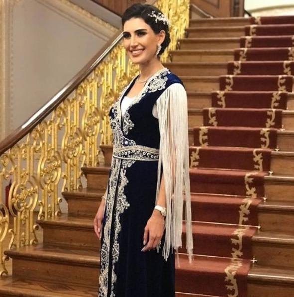 �nder F�rat'�n k�z� �dil F�rat ve ni�anl�s� Mert F�rat, 8 Eyl�l'de Ala�at�'daki l�ks bir otelde d�nyaevine girecek