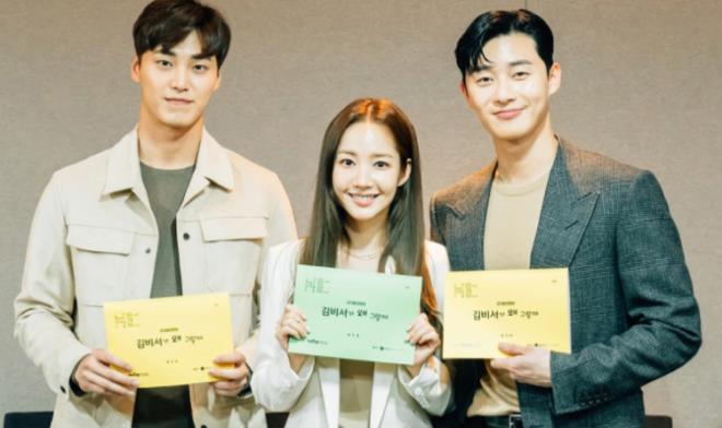 WHY SECRETARY KM?    KONU: Romantik, Komedi<br>    Lee Young Joon'un ailesinin ikinci varisi olmasna ramen irketi kendisi ynetir. 9 yldr kendisinin sekreterliini yapan Kim Mi So aniden ii brakmaya karar verince, Young joon'un hayat deiir. Ayn zamanda gemie dair baz sralarda ortaya kmaya balar.